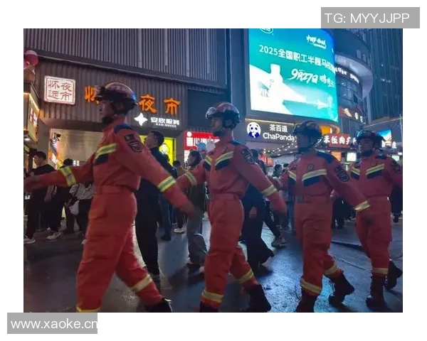 突发!某市居民楼发生火灾 数十人被困火海 消防紧急救援全力扑救